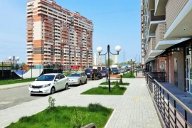 Рядом несколько школ и детских садиков.