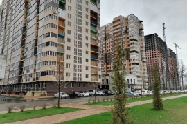Трёхкомнатная, витражные окна.